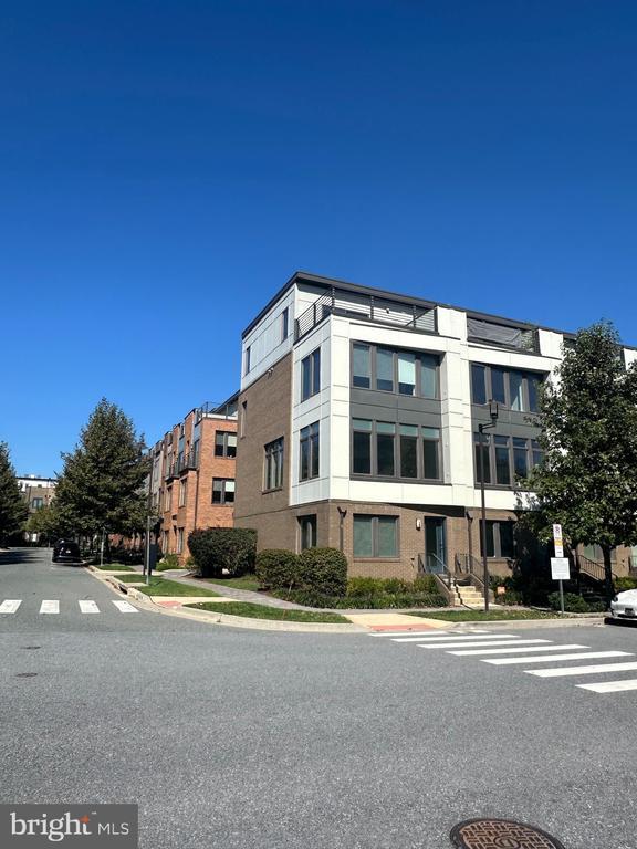 Building Photo - 8051 Tribeca St
