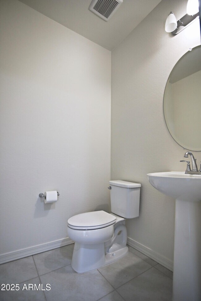 Building Photo - 976 W Finch Dr