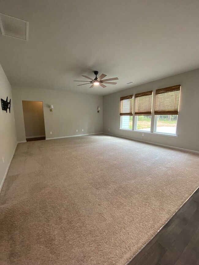 Building Photo - SPECIAL: HALF OFF FIRSTS MONTH RENT! Lovel...