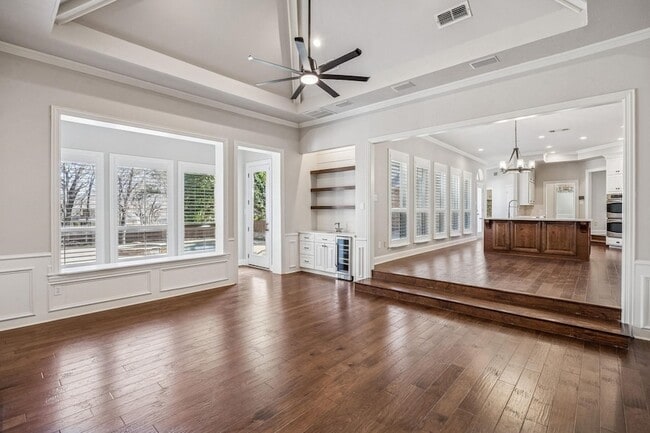 Building Photo - 2900 Creekview Dr