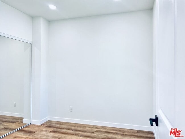 Building Photo - 938 W Glenoaks Blvd