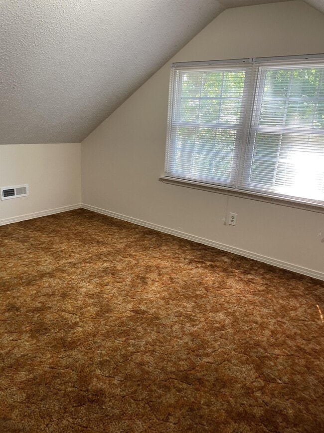 Building Photo - 1208 Essex Ln