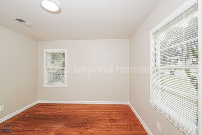 Building Photo - Ready to love where you live? 3 Bed 1 Bath Home Ready for You!
