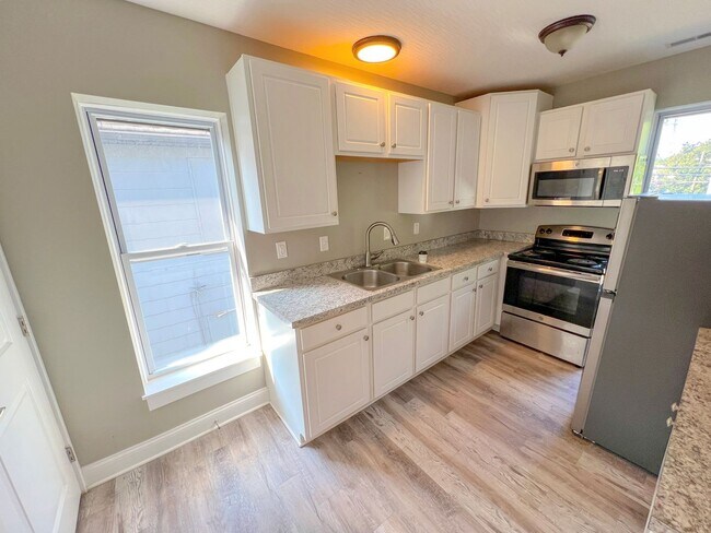 Building Photo - Modernized 2nd Floor Apartment in Franklinton – Your Urban Oasis Awaits!