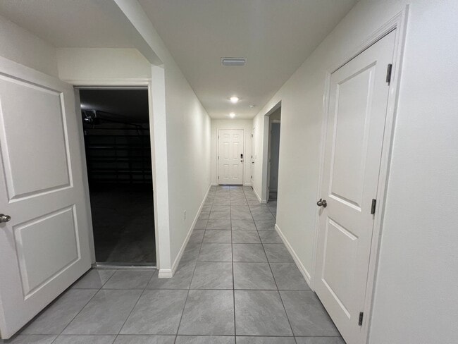 Building Photo - 4 Bedroom, 2 Bathroom Home in the Highly D...