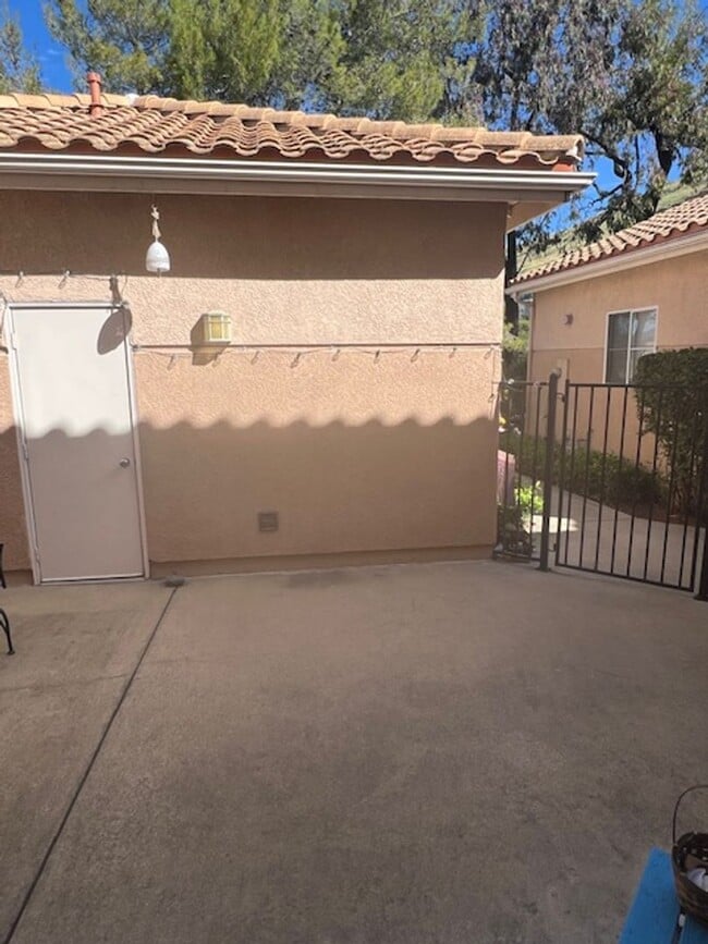 Building Photo - Desirable 2-bedroom/2.5-bathroom Condo in Islay Villas! Available Summer 2026