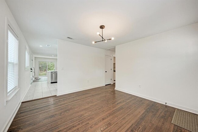 Building Photo - 1703 Hillcrest Ln