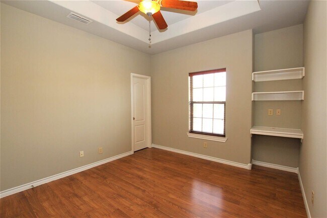 Building Photo - 9811 Sterling Loop