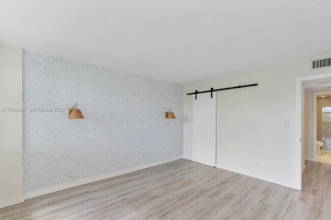 Building Photo - 10101 E Bay Harbor Dr