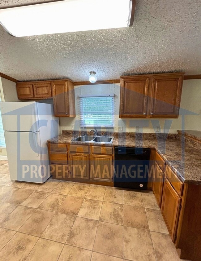 Building Photo - Three bedroom, single level home in Old Fo...