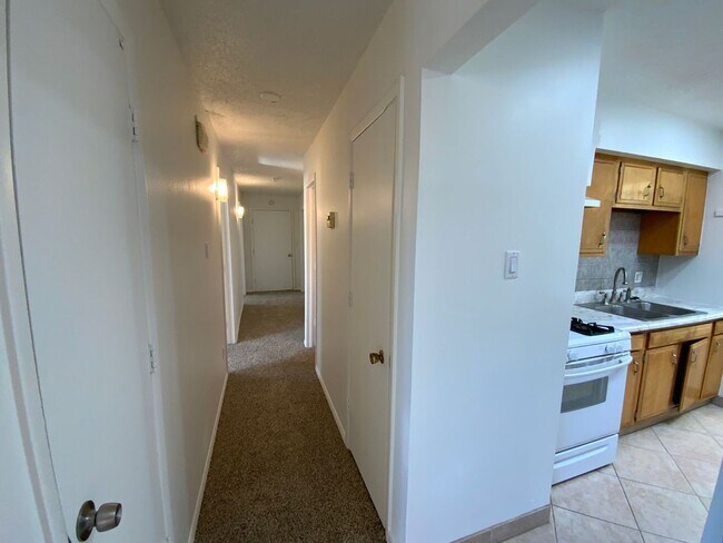 Building Photo - 3 Bedroom Single Story Home Available Near...
