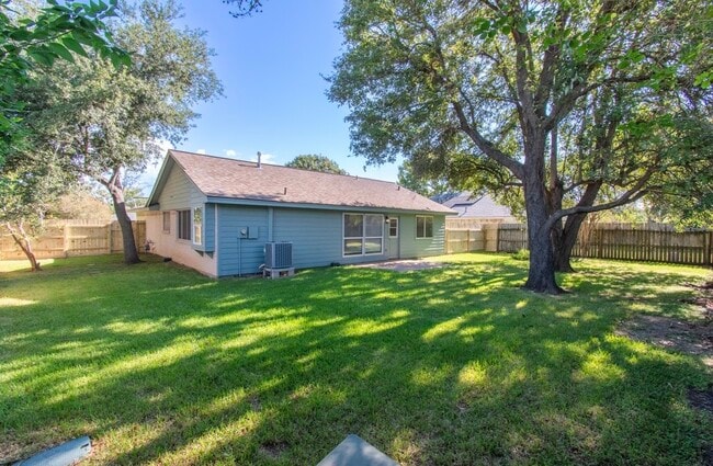 Building Photo - 462 Capehill Dr
