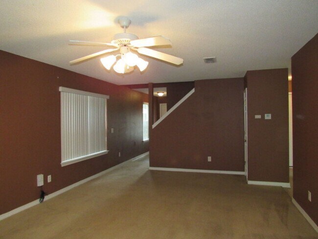 Building Photo - Centrally located with easy access to base...