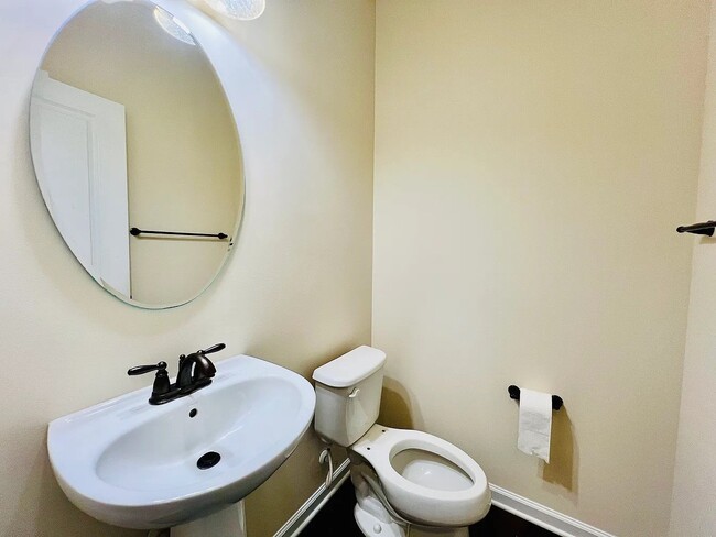 Building Photo - 234 Aershire Ct