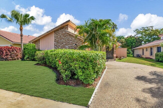 Building Photo - 10204 Camelback Ln