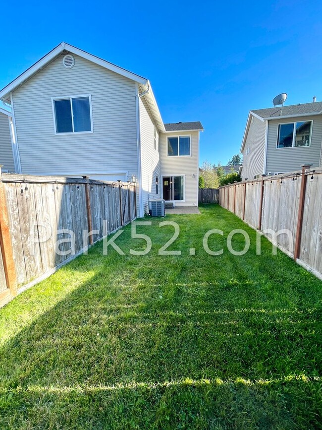 Building Photo - 3 Bedroom 3 Bathroom + Loft DuPont Home!