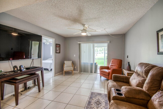 Building Photo - 18081 SE Country Club Dr