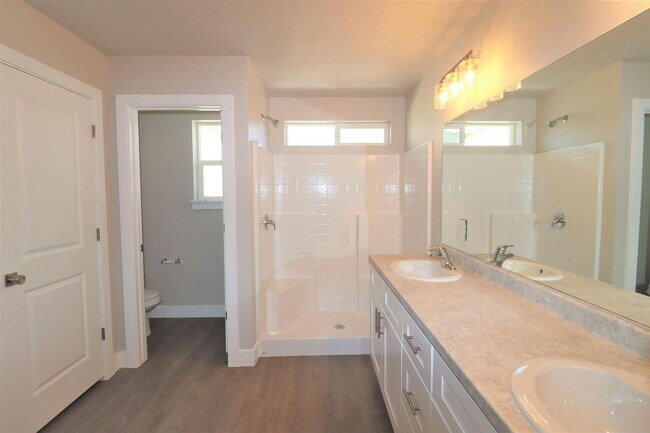 Building Photo - Brand New 3 bedroom Townhome In Cedar City...