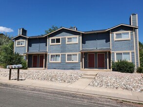 Building Photo - Townhome Style Living!