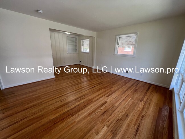 Building Photo - Pristine Brick Ranch with Covered Back Patio!