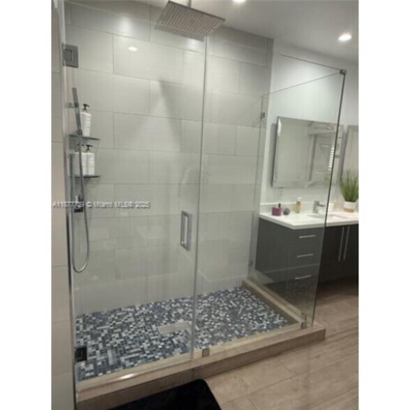 Building Photo - 3231 Salzedo St