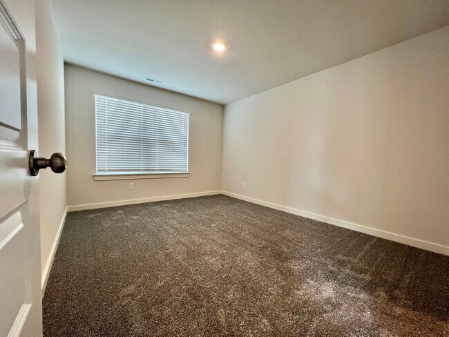 Building Photo - 5 Bed, 3.5 Bath Home w/ 2 Car Garage in Harvest Point