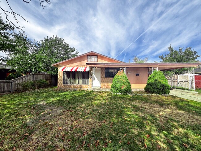 Primary Photo - Perfect Location - Private Backyard - 3 be...