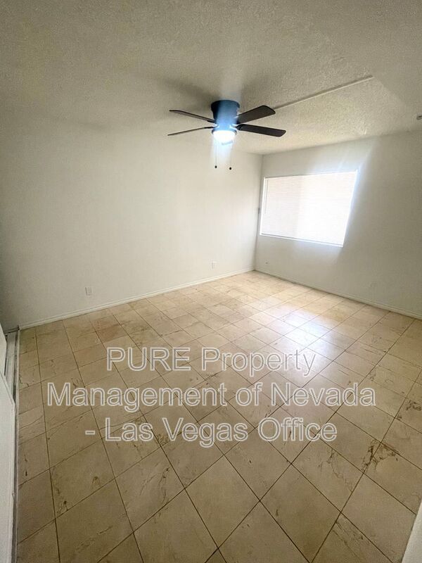 Building Photo - 1405 E Vegas Valley Dr
