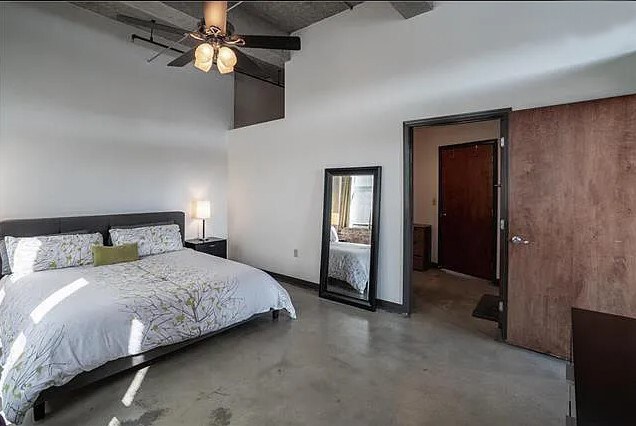 BR w/private access to bathroom - 1535 Walnut St