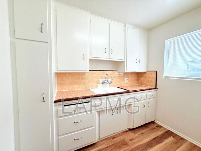 Building Photo - 356 Hayworth Ave