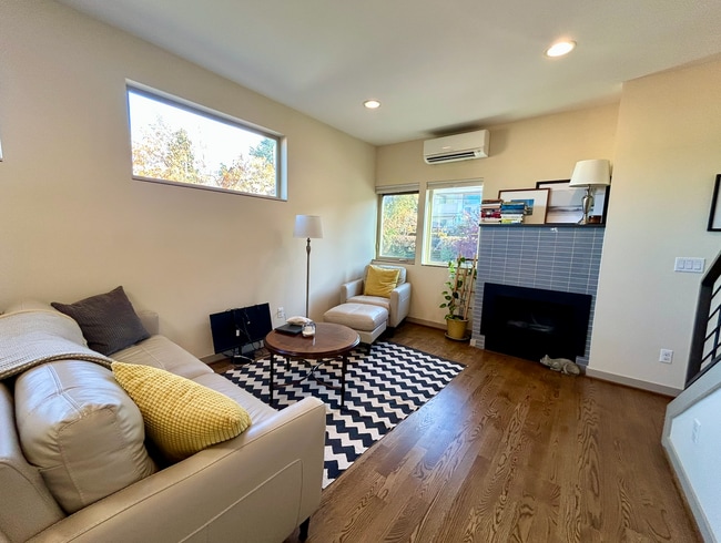 Building Photo - Capitol Hill/Cherry Hill Townhouse