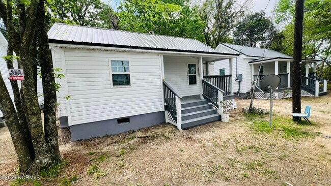 Building Photo - 112 E Dewey St