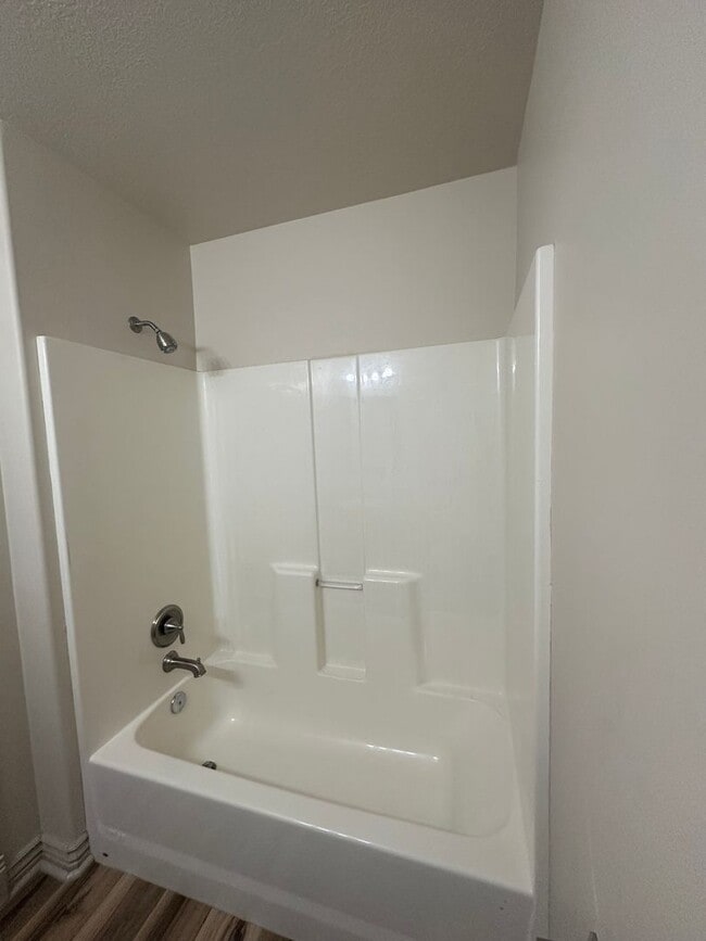 Building Photo - Modern 3 Bed, 2.5 Bath Townhouse - Excelle...