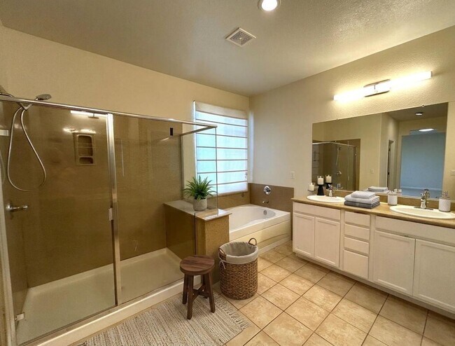 Building Photo - Spectacular 4 bedroom, 2.5 bath home on private lane