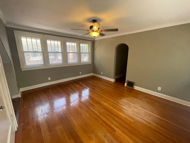 Large bedroom on 2nd floor - 4528 Terrace St