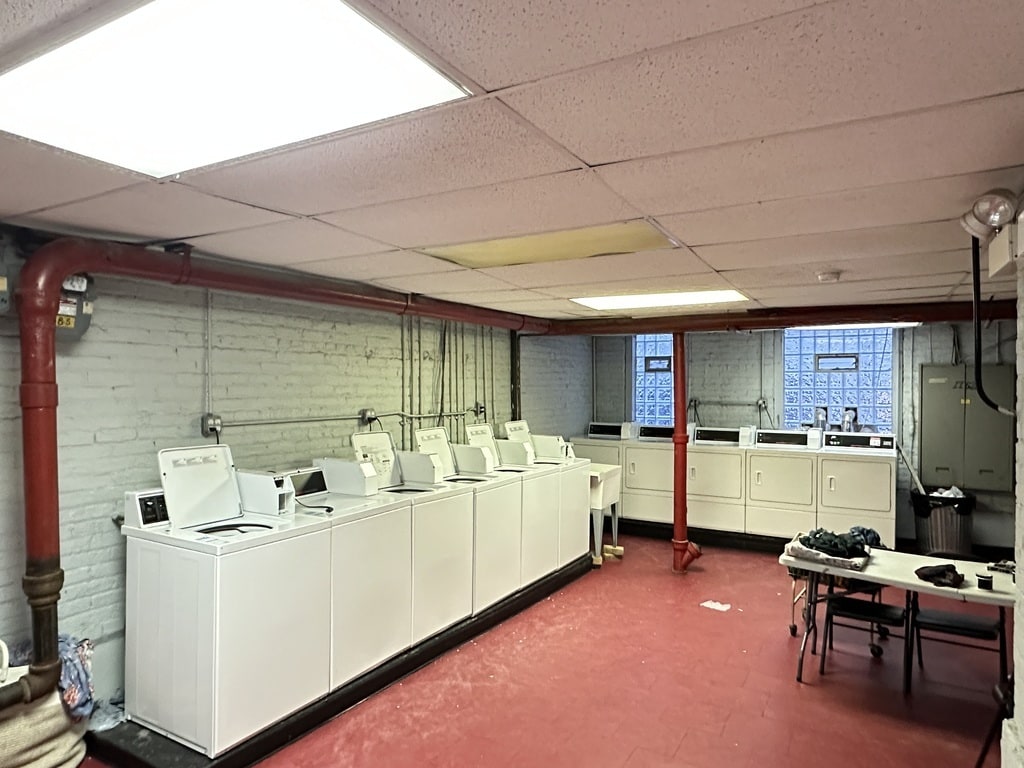 Building Photo - 526A W Surf St