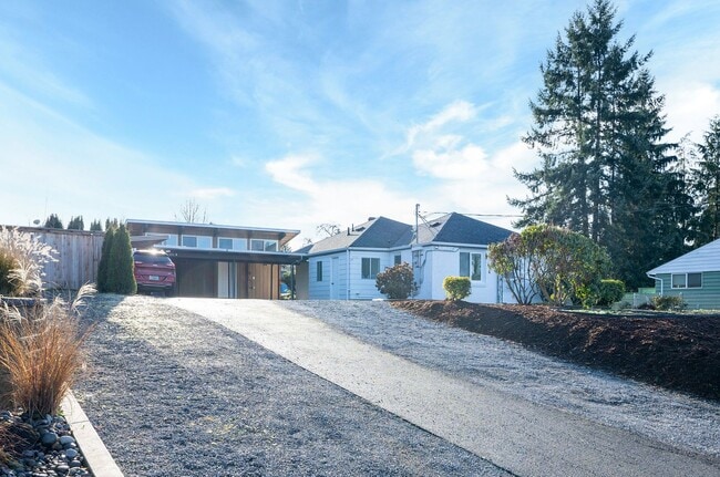 Building Photo - Fully Furnished Bungalow with Studio Living and Scenic Views in Tacoma!