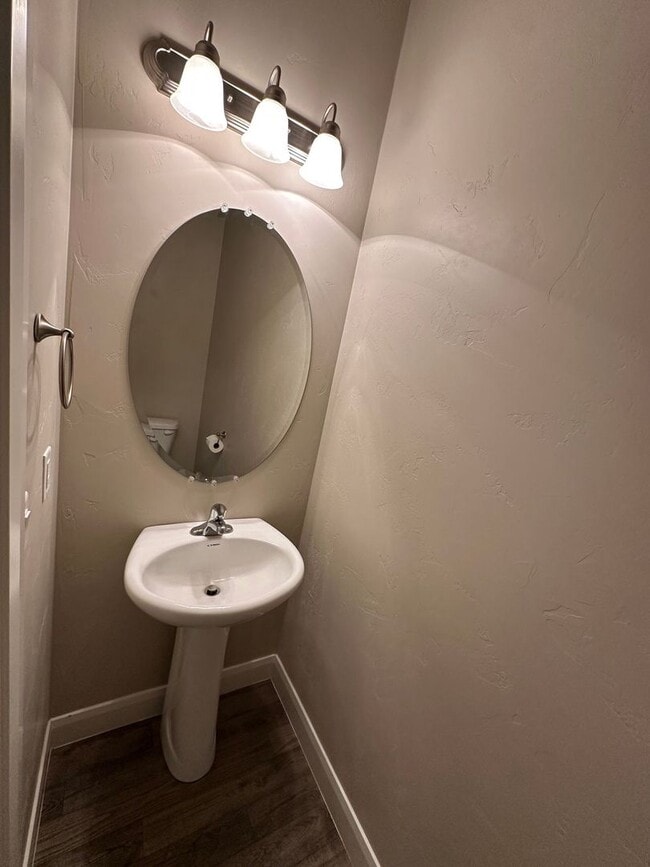 Building Photo - Charming Townhome