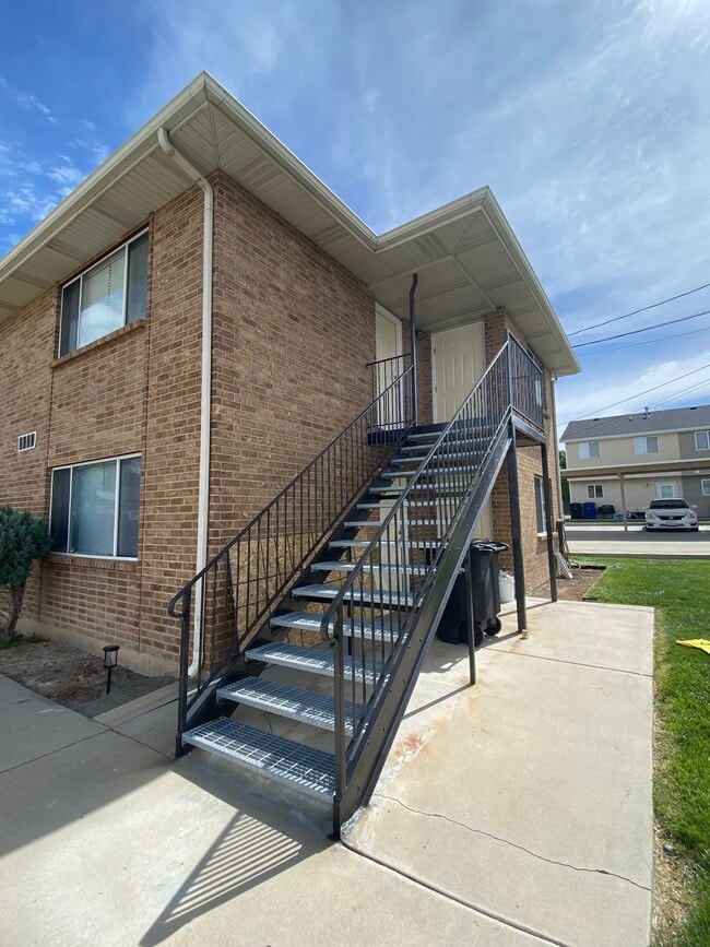 Building Photo - 866 E 500 N