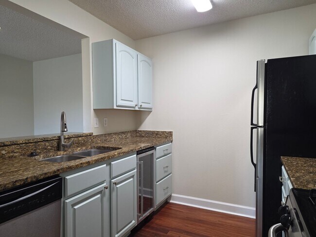 Building Photo - 2031 Dixie Belle Dr