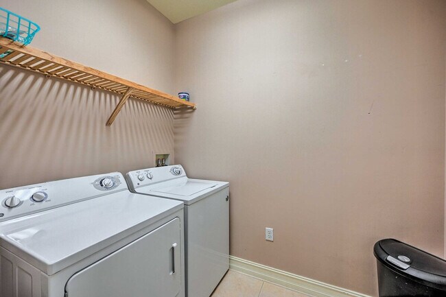 Building Photo - 9155 Delano St