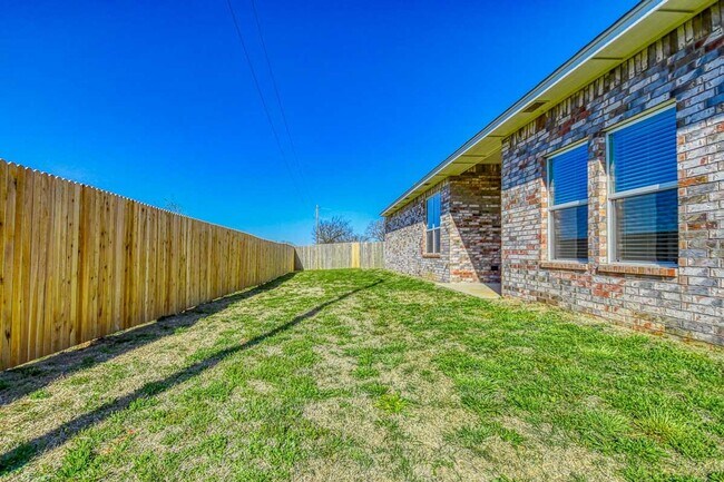 Building Photo - 3100 Pebble Pond Dr