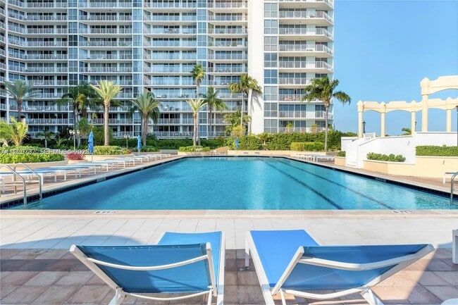 Building Photo - 7601 E Treasure Dr