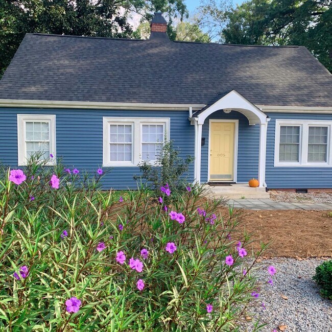 Building Photo - 3 Bedrooms 2 Full Baths with fenced in bac...