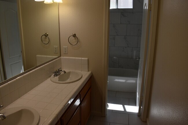 Building Photo - 1785 E Turnberry Ave