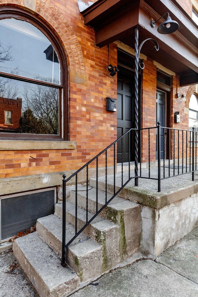 Building Photo - 313 W 4th Ave