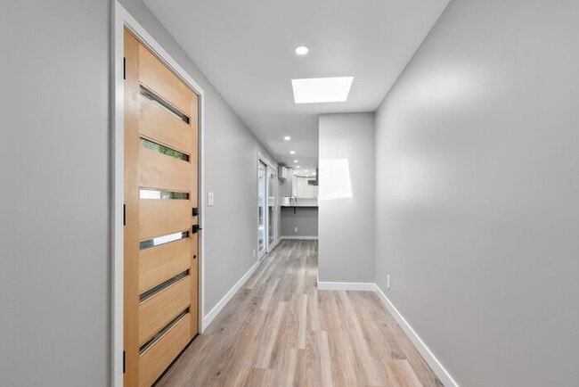 Building Photo - Elegant Air-Conditioned Newly Remodeled Matthews Beach Rambler