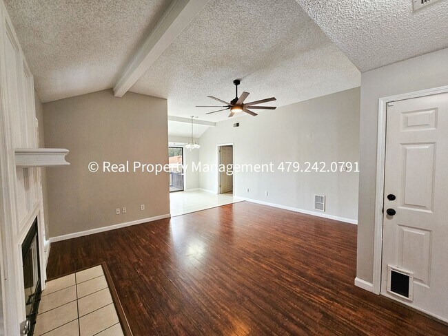 Building Photo - 3 Bedroom Close to Mercy Hospital - Availa...