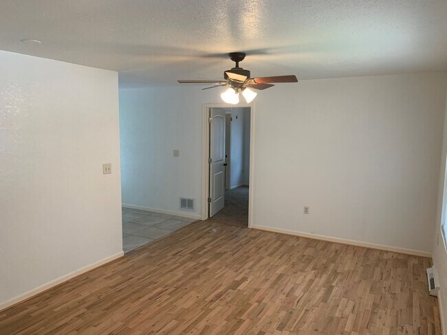 Building Photo - 807 Fairgrounds Rd