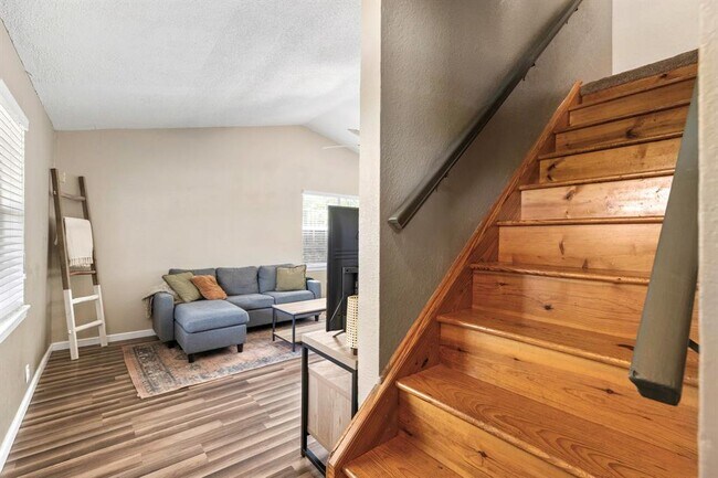 Building Photo - 11004 Elm St